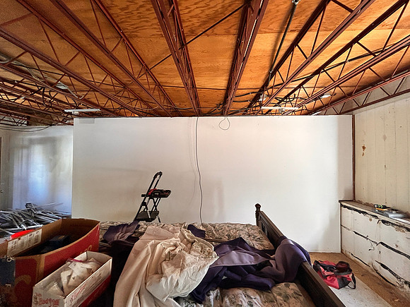 wall between living and kitchen